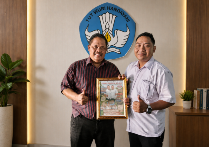 Pemberian Karikatur Perjalanan Karier Edward Simarmata: Bentuk Penghormatan Menjelang Purna Tugas, KPKM RI Apresiasi Dedikasi Dunia Pendidikan